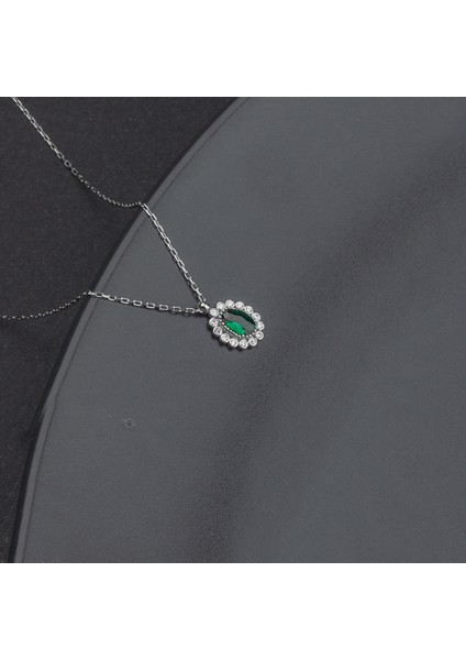 925 Ayar Gümüş Oval Zümrüt Model Kolye