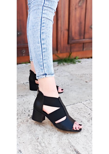Siyah Bantlı Lastikli Kalın Topuk Kadın Sandalet