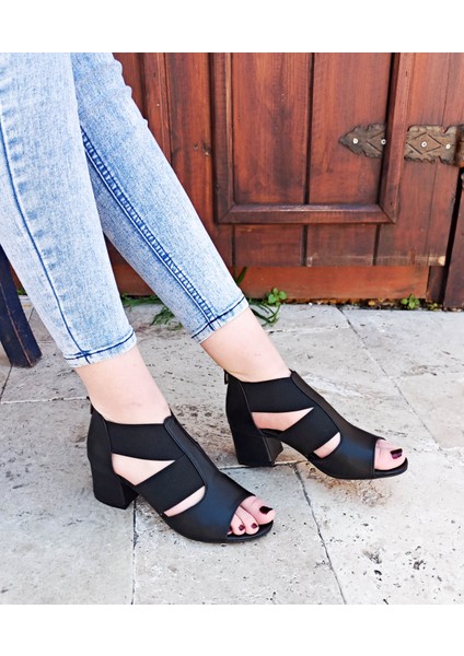Siyah Bantlı Lastikli Kalın Topuk Kadın Sandalet modelleri