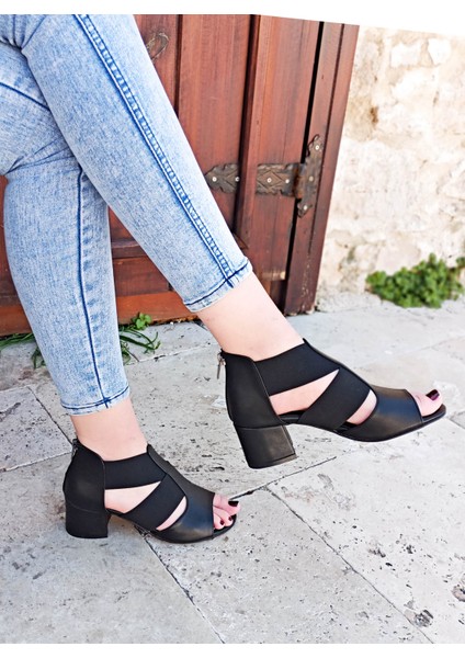 Siyah Bantlı Lastikli Kalın Topuk Kadın Sandalet indirimleri