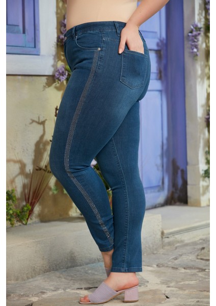 Yanları Taş Şerit Detaylı Büyük Beden Mavi Kot Pantolon