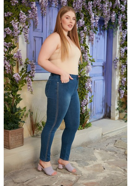 Yanları Taş Şerit Detaylı Büyük Beden Mavi Kot Pantolon fırsatları