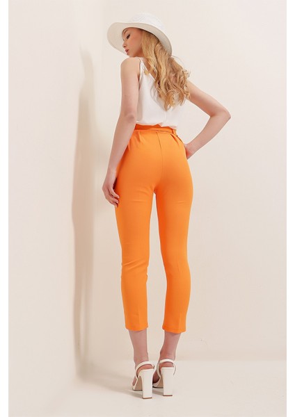 Havuç Kemerli Kumaş Pantolon