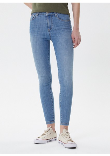 Yüksek Bel Dar Kalıp Düz Mavi Kadın Denim Pantolon - 222 LCF 121002