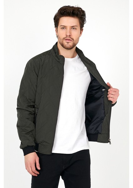 YENİ SEZON ERKEK YEŞİL MEVSİMLİK TRİKO VE DERİ BİYE DETAYLI FERMUARLI İÇ CEPLİ MONT&CEKET fiyatları