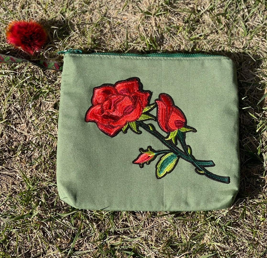 Gönülden Tasarım Parlak Çiçek Aplikeli Tasarım Ponponlu Portföy Clutch Elçantası görsel 2