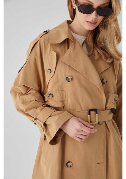 Kadın Camel Renk Pamuk-Polyester Geniş Yaka, Apolet ve Kemer Detaylı Şık Trençkot – Baharlık Dış Giyim