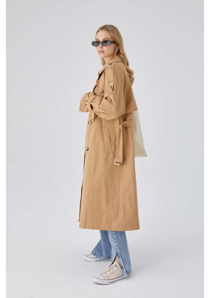 Kadın Camel Renk Pamuk-Polyester Geniş Yaka, Apolet ve Kemer Detaylı Şık Trençkot – Baharlık Dış Giyim modelleri