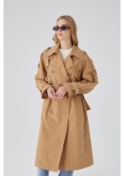 Kadın Camel Renk Pamuk-Polyester Geniş Yaka, Apolet ve Kemer Detaylı Şık Trençkot – Baharlık Dış Giyim fırsatları