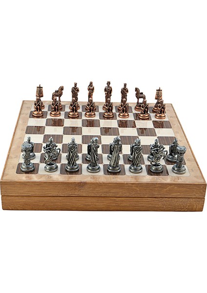 Gifthome Orta Boy Metal Truva-Sparta Satranç Takımı Antik ve Rustik Desenli Sandıklı Mdf Tahtası (36X36X6 Cm.)