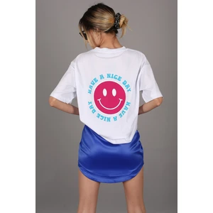 Beyaz Arka Baskılı Oversize Yuvarlak Yaka Kadın Tişört
