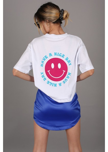 Beyaz Arka Baskılı Oversize Yuvarlak Yaka Kadın Tişört