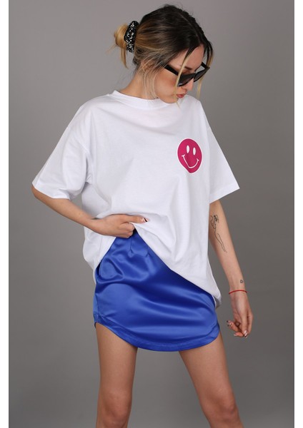 Beyaz Arka Baskılı Oversize Yuvarlak Yaka Kadın Tişört modelleri
