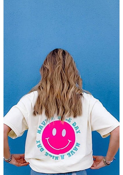 Beyaz Arka Baskılı Oversize Yuvarlak Yaka Kadın Tişört fırsatları