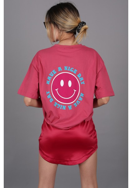 Pembe Arka Baskılı Oversize Yuvarlak Yaka Kadın Tişört