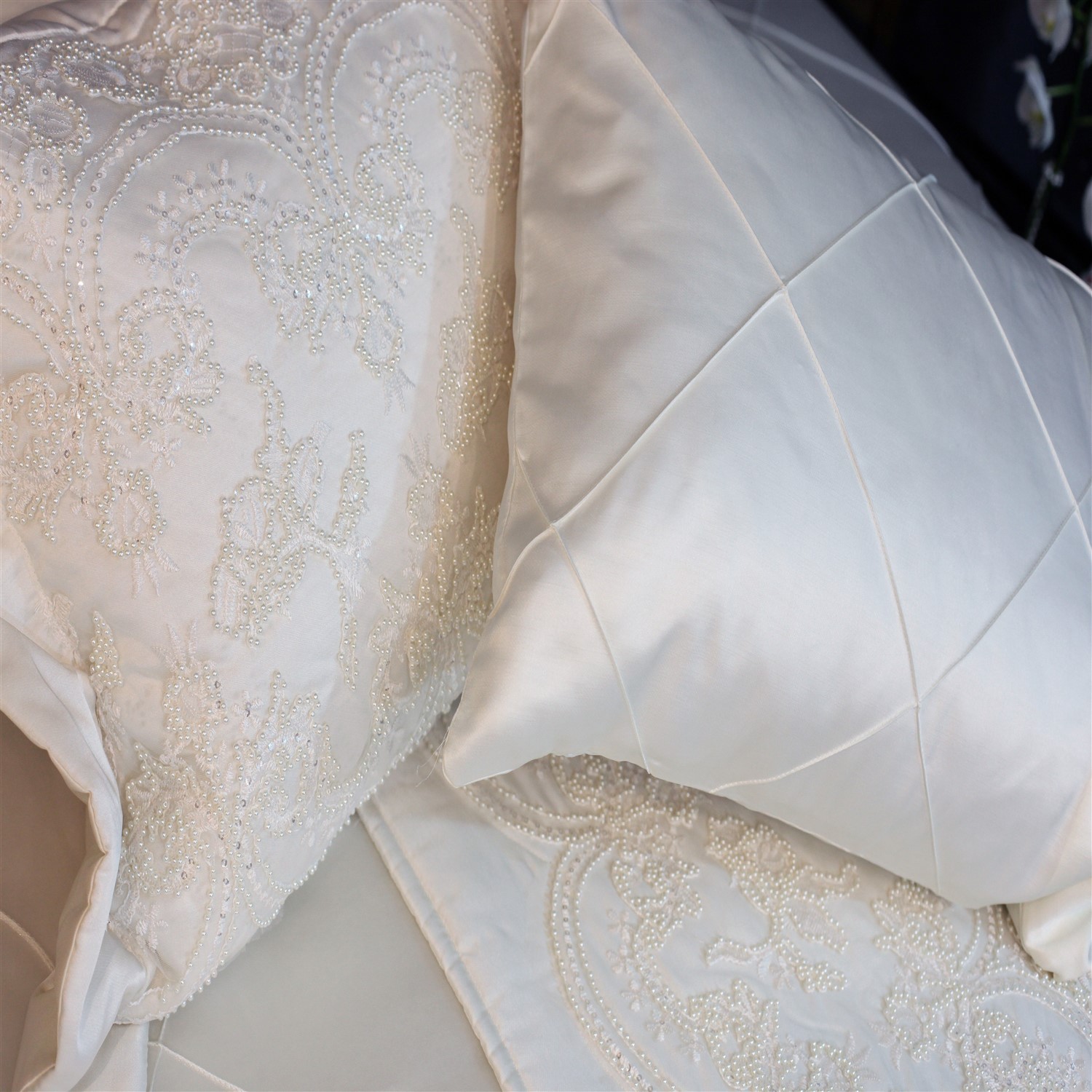 Senin Tarzın Nayomi İnci İşlemeli Yatak Örtüsü Fiyatı