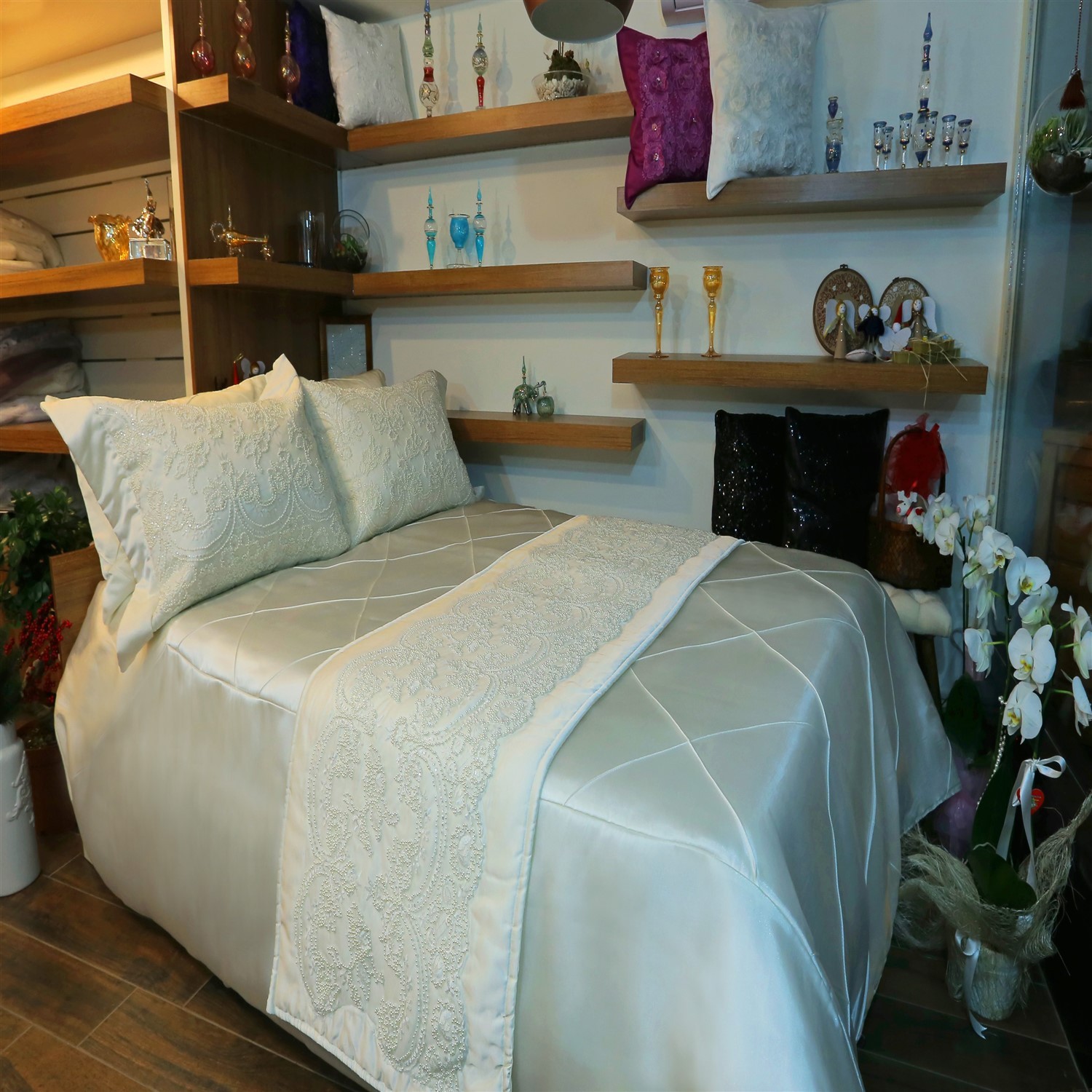 Senin Tarzın Nayomi İnci İşlemeli Yatak Örtüsü Fiyatı