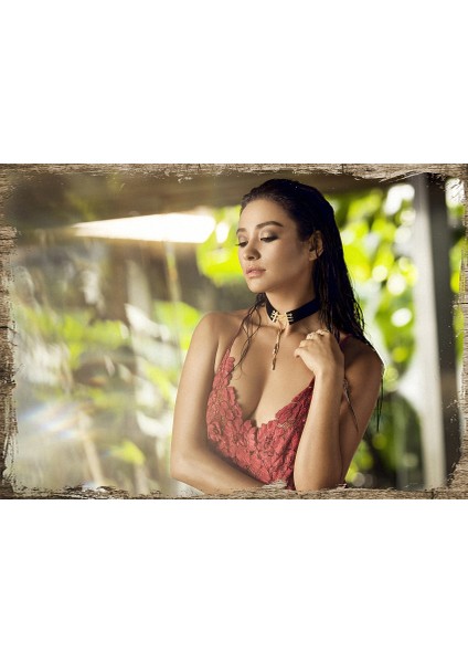 Ahşap Tablo Bordo Dantelli Esmer Kadın