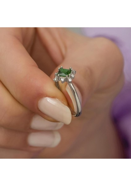 Kare Zümrüt Taşlı Gümüş Bayan Yüzük modelleri