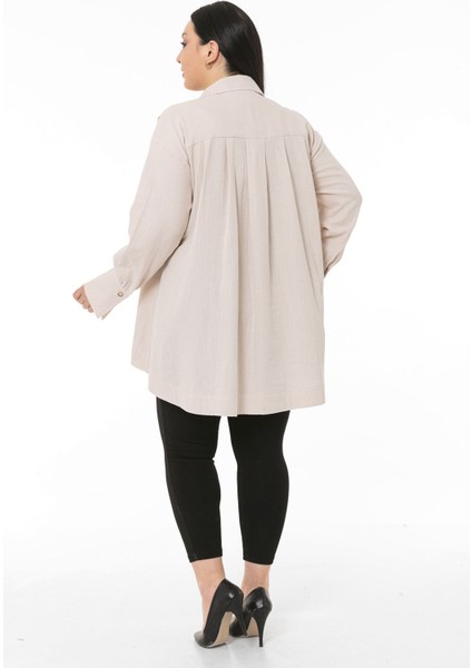 Büyük Beden Torba Cepli Önü ve Arkası Pileli Geniş Manşetli Arkası Uzun Bej Müslin Gömlek modelleri