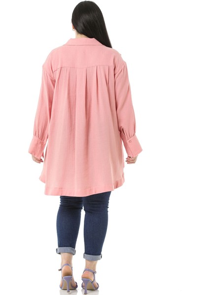 Büyük Beden Torba Cepli Önü ve Arkası Pileli Geniş Manşetli Arkası Uzun Pembe Müslin Gömlek modelleri