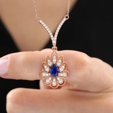 Mia Vento Pırlanta Montür Lotus Çiçeği Sentetik Safir Zarafet Mührü Rose Renk Gümüş Kolye