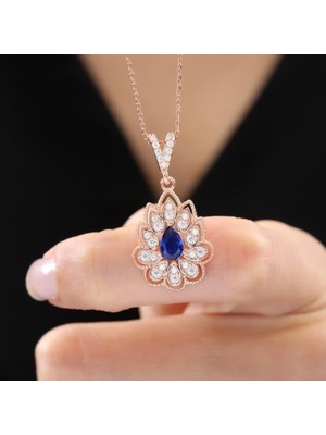 Mia Vento Pırlanta Montür Lotus Çiçeği Sentetik Safir Sadelik Mührü Rose Renk Gümüş Kolye