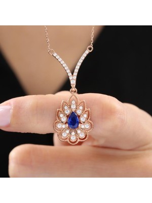 Mia Vento Pırlanta Montür Lotus Çiçeği Sentetik Safir Zarafet Mührü Rose Renk Gümüş Kolye