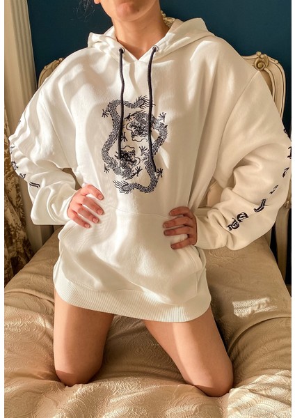 Dragon Baskılı Beyaz Oversize Kadın Sweatshirt modelleri