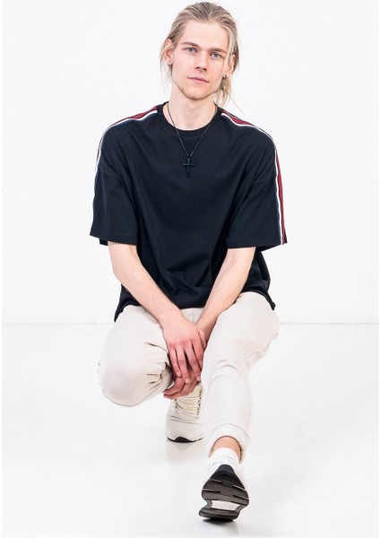 Omuzları Şeritli Oversized Siyah Erkek T-shirt indirimleri