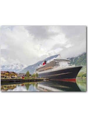 Cakatablo Adriyatik Denizinde Cruise Gemisi ve Bulutlar