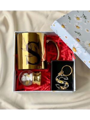 Kişiye Özel Anne Hediye Seti – Altın Renk Kupa ve İnci Kolye, Papatya Desenli Özel Tasarım Beyaz Kutu 16x9 cm
