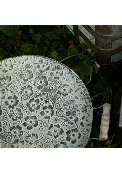 El Işi Yuvarlak Düz Metal Plaka Retro Tatlı Kek Ekmek Plaka Ahşap Kolları ile Dekoratif Antika Servis Tepsisi Restoran | Depolama Tepsileri (Ler) (Yurt Dışından) fiyatları