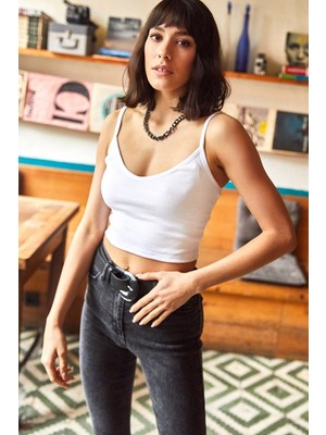 Siyah Kadın Beyaz Askılı Likralı Örme Kaşkorse Crop Bluz - GİY00107