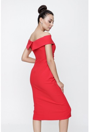 Burcu Kıratlı derin dekolteli kırmızı elbisesi ile olay yarattı! Sinan Akçıl'a nispet mi yapıyor?