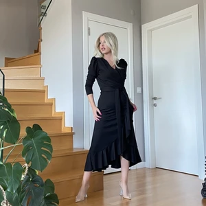 Krep Kumaş Midi Boy Kuşaklı Uzun Kol Elbise (Siyah)