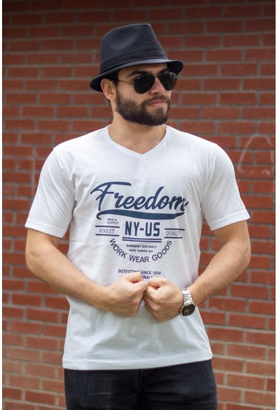 Azıcık Akıllı Beyaz V Yaka Freedom Baskılı Ince Kısa Kollu Erkek Tişört 22ETSHFREE