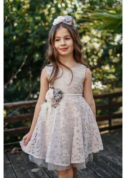 Işleme Kemerli, Sırtı Çiçek Detaylı, Tamamı Dantel Elbise