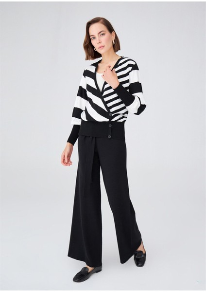 Derin Yaka Dökümlü Kolları Büzgülü Kadın Triko Kazak Siyah/ekru modelleri
