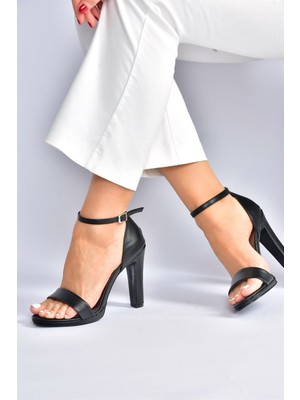 Fox Shoes Siyah Tek Bantlı Kalın Topuklu Kadın Ayakkabı M348072309