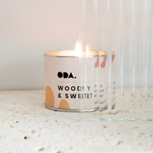 Oda Products Woody & Sweet -  Odunsu ve Tatlı Kokulu Tasarım Dekoratif Desenli Soya Mumu I 140 gr