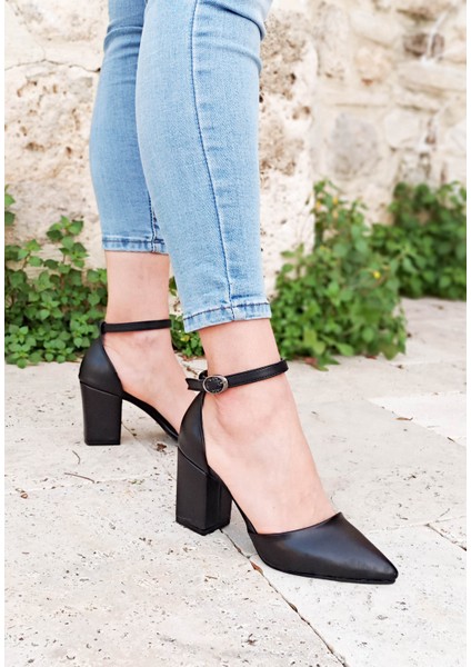 Siyah Renk Karnıyarık Model Kalın Topuklu Kadın Sandalet