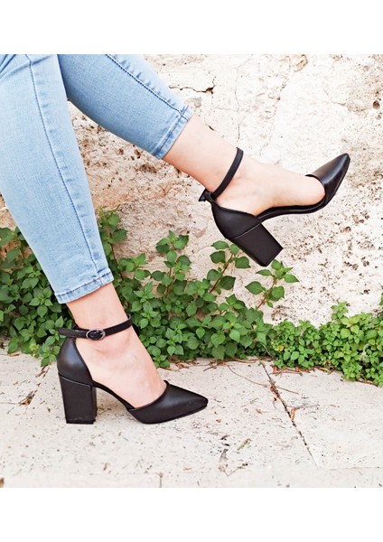 Siyah Renk Karnıyarık Model Kalın Topuklu Kadın Sandalet modelleri