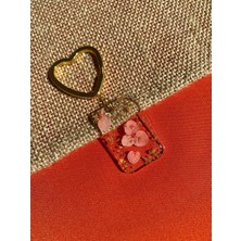 Venüs Takı ve Aksesuar Altın Parçacıklı Kuru Pembe Çiçekli Mini Anahtarlık