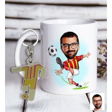 Bk Kişiye Özel Sarı-Kırmızı Futbolcu Karikatür Ve Formalı Metal Anahtarlık Hediye Seti