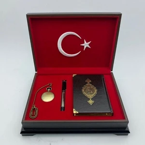 Kuranı Kerim Bayraklı Kutulu Kalem ve Köstekli Saat - Ahmet Hüsrev Altınbaşak (Ciltli)