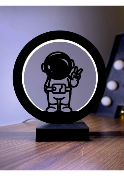 Sevimli Astronot LED Masa Lambası Ahşap