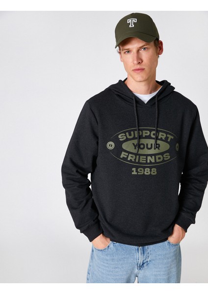 Kapşonlu Baskılı Sweatshirt Kazak