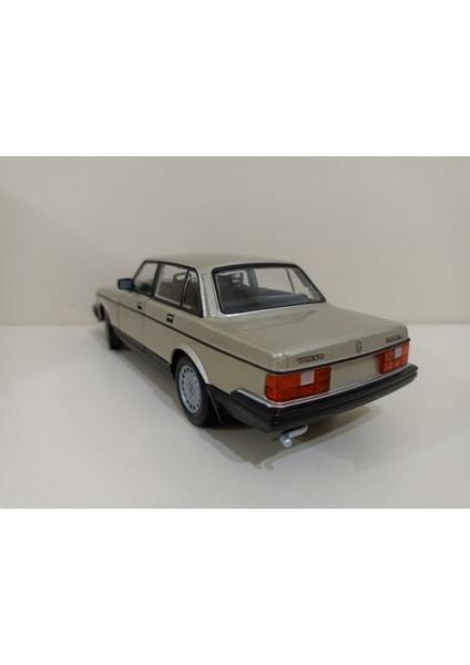 Volvo 240 Gl Gold Metallic 1:24 Ölçek Model Araba