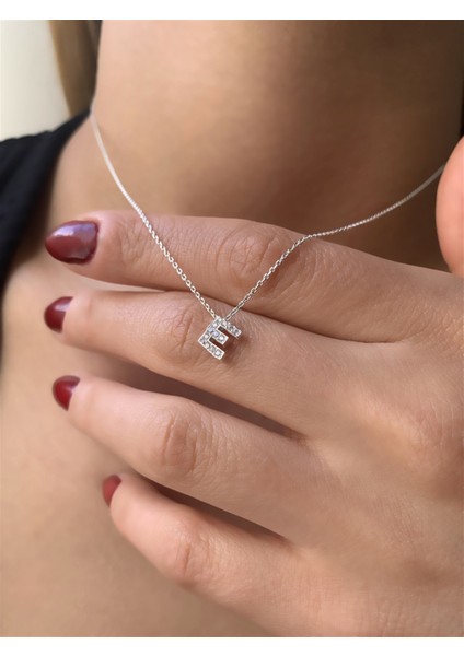925 Ayar Zirkon Taşlı Silver Minimal E Hafli Kolye Uzunluk 42 cm fiyatları